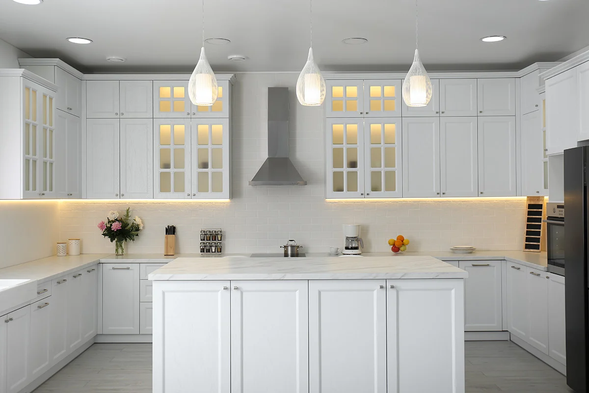 چگونه آشپزخانه خود را با کابینت های سفید هماهنگ کنیم؟