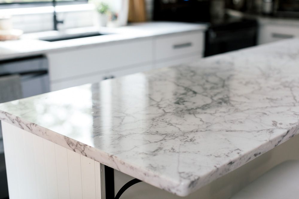 kitchen countertops cheat sheet 1822100 02 9c82905c604141e4bb87f63c049aa686 صفحه کابینت | بررسی تخصصی انواع و ویژگی های صفحات موجود