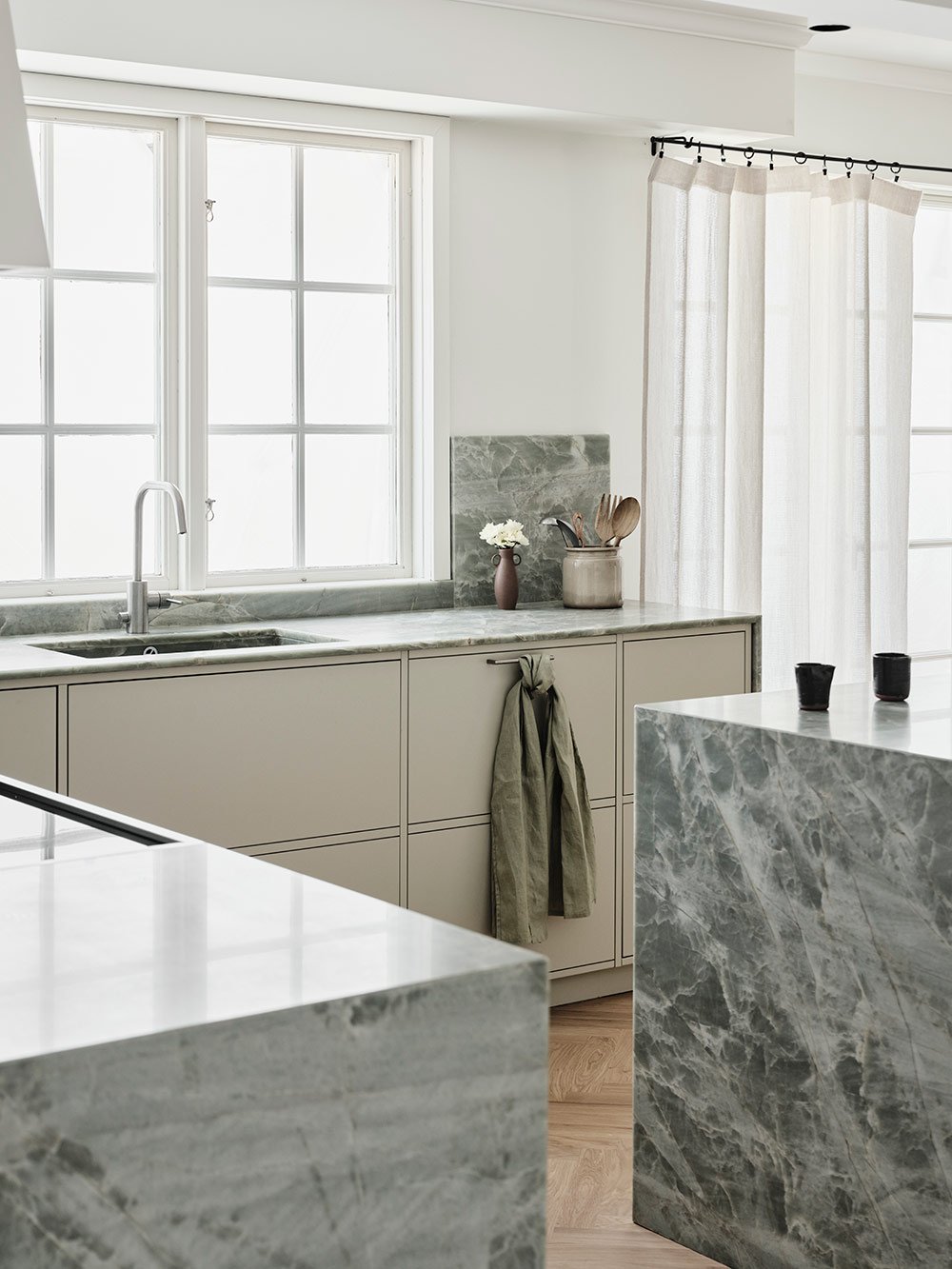 کابینت سفید کلاسیک در شهر تهران 2