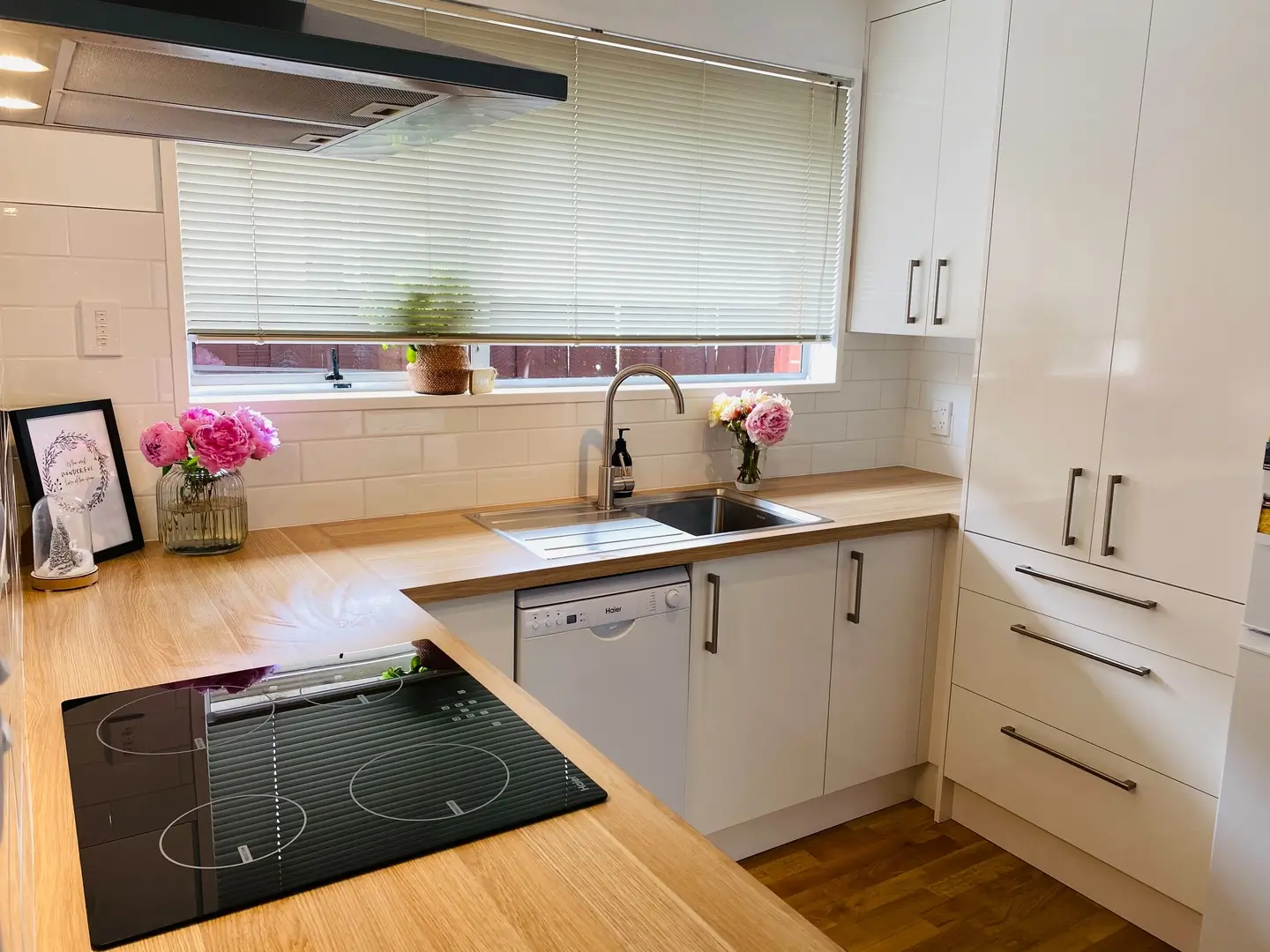 اگر آشپزخانه کوچکی دارید این مطلب را بخوانید 18 انتخاب رنگ برای کابینت و پارکت