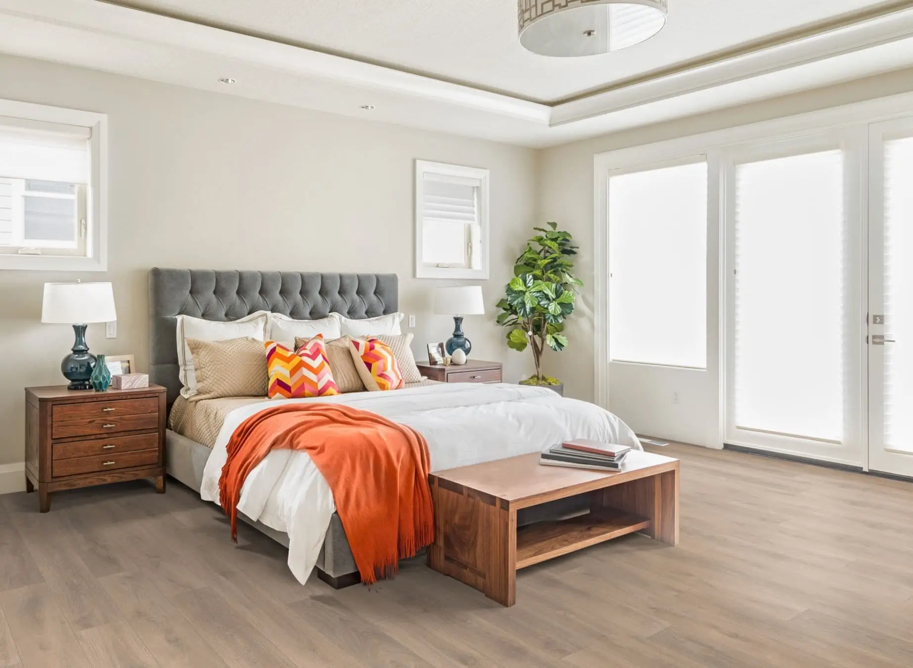 پارکت لمینت بلوط روشن در اتاق خواب دنج