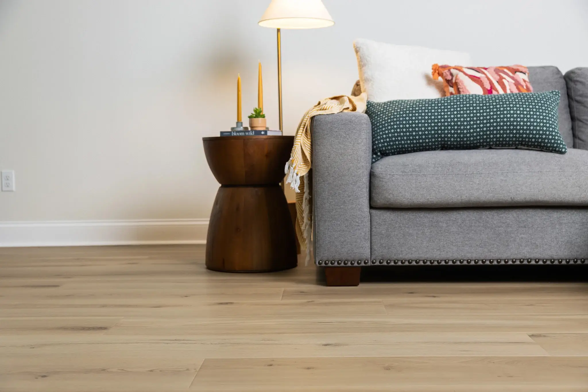 پارکت لمینت بلوط روشن در اتاق خواب کوچک دنج