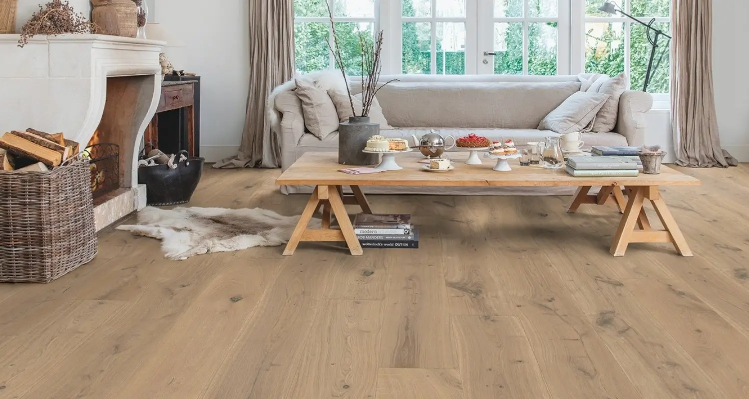 پارکت لمینت پهن روشن در فضای پلان باز