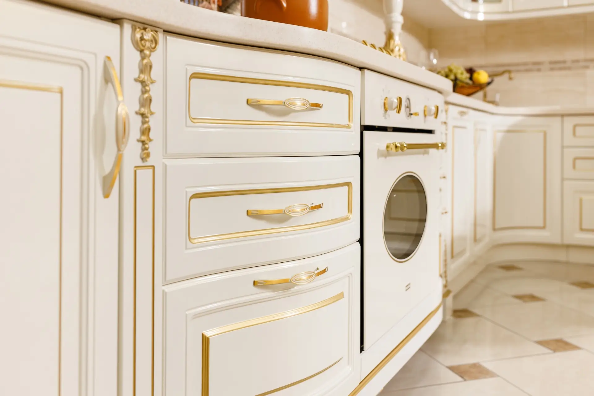کابینت نئوکلاسیک سفید با جزئیات طلایی